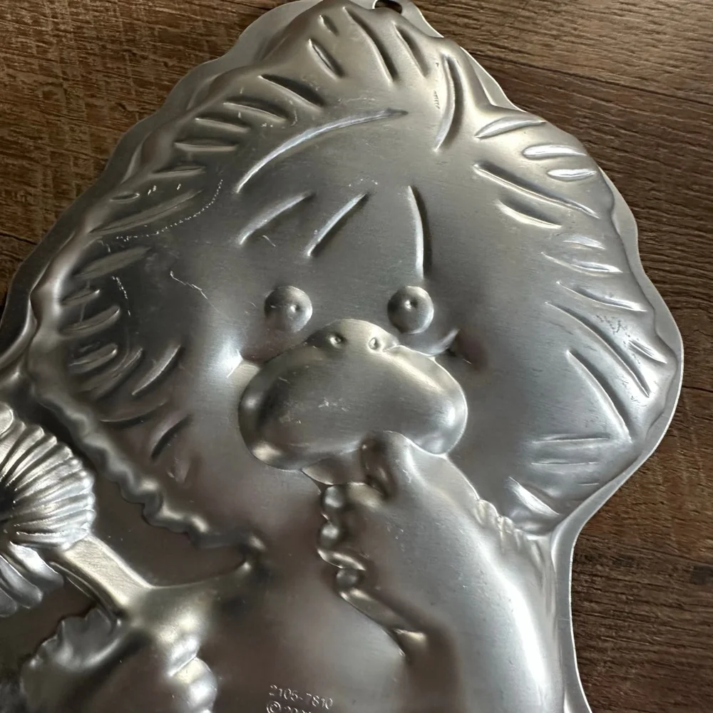 Wilton 2003 Little Suzy's Zoo Silver Aluminum Cake Pan